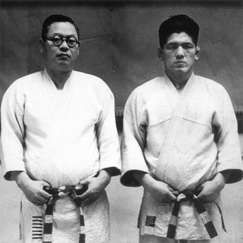 Kawaishi Sensei et Awazu Sensei vers 1950
