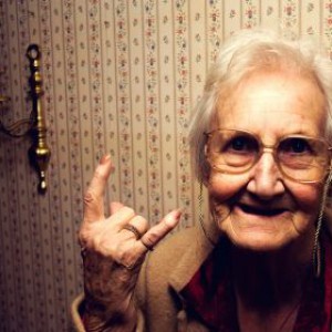 rock_funny_grandmother_old_woman_devil_horns_hand_desktop_1280x800_hd-wallpaper-788722